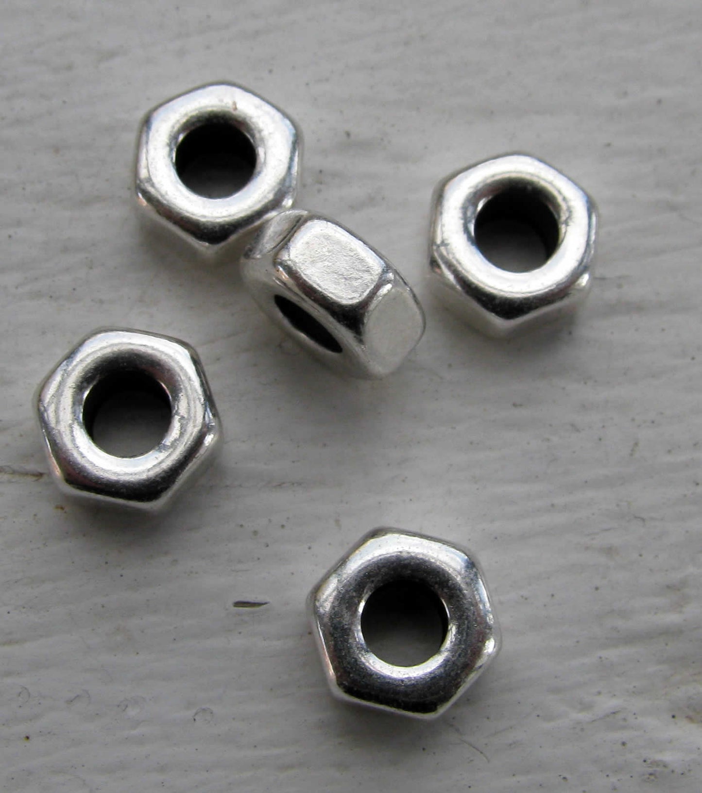 Mellandel silverfärgad - Mutter 8x4mm 5- pack