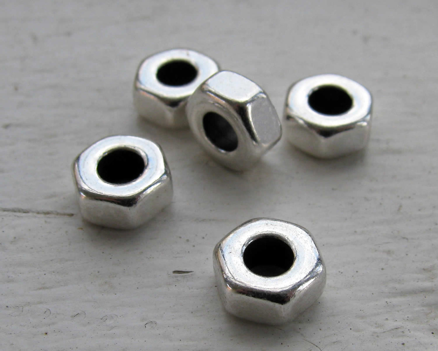 Mellandel silverfärgad - Mutter 8x4mm 5- pack