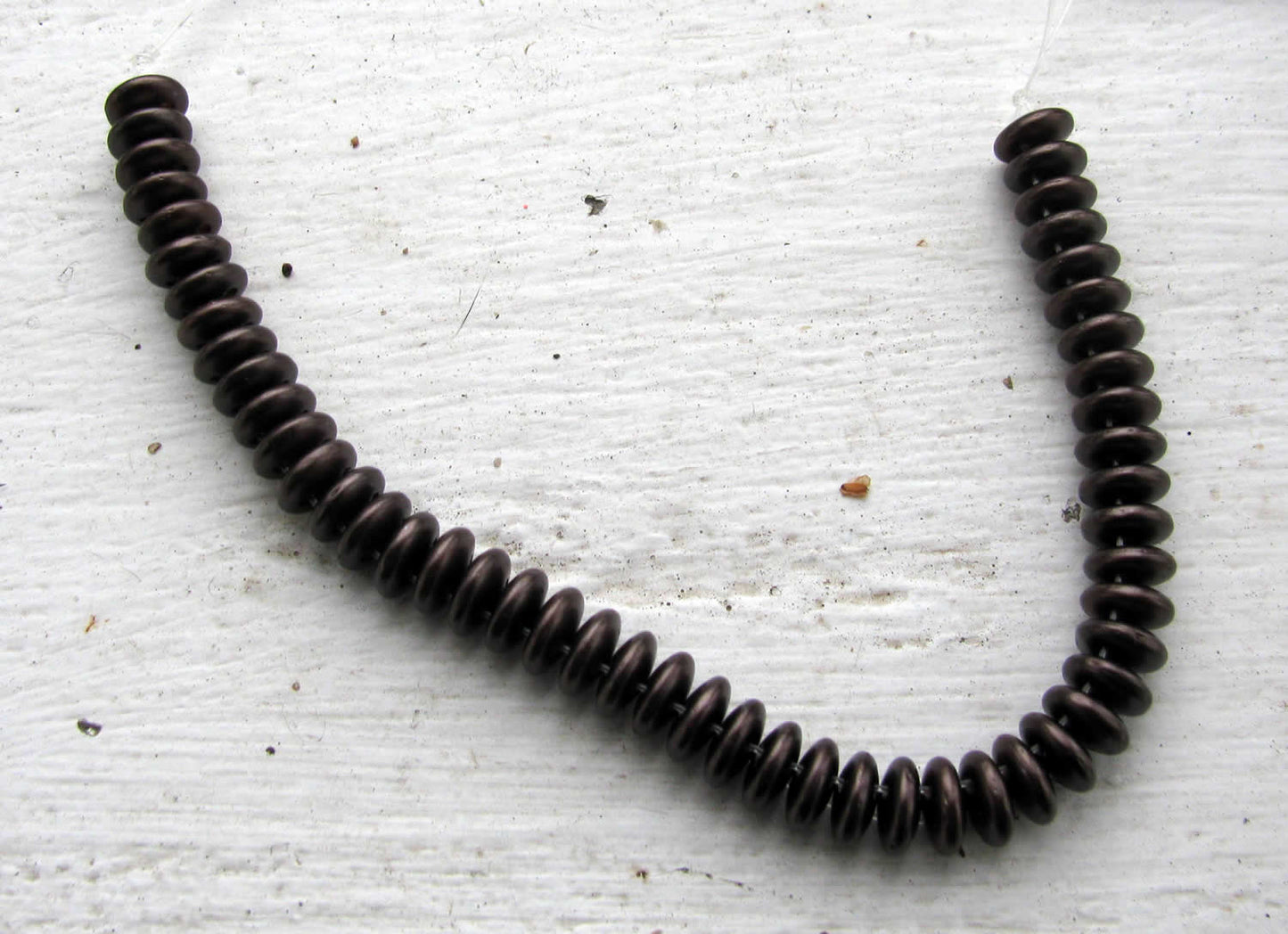 Two Hole Lentils - Dark Brown 6mm, 1 sträng