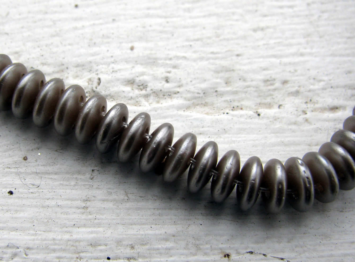 Two Hole Lentils - Grey Brown 6mm, 1 sträng